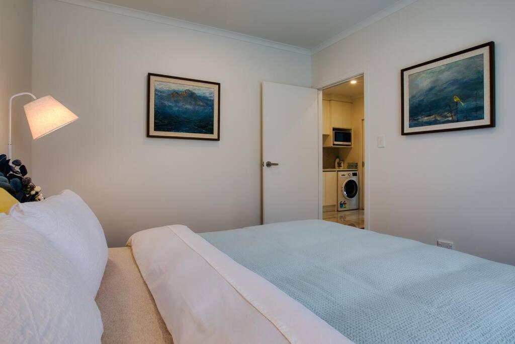 Cozy Retreat On Serene Street Hamilton Eksteriør bilde
