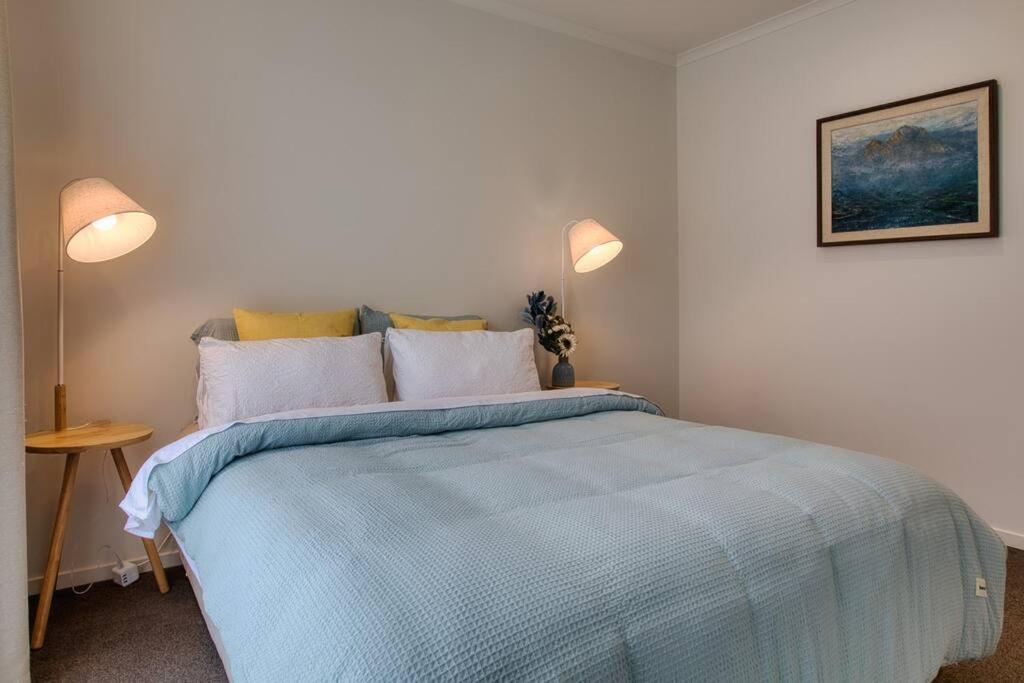 Cozy Retreat On Serene Street Hamilton Eksteriør bilde