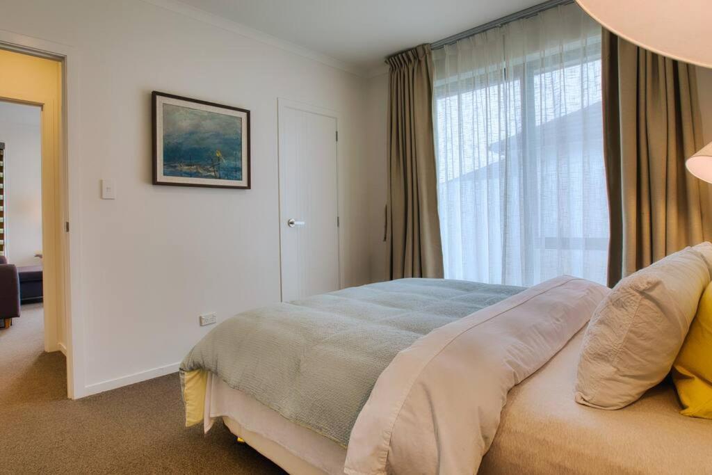 Cozy Retreat On Serene Street Hamilton Eksteriør bilde